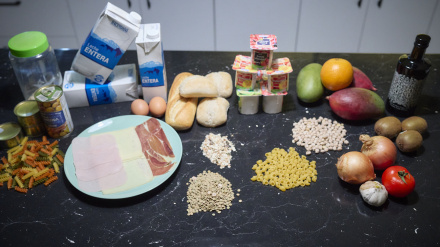 (Foto de ARCHIVO)Varios productos, a 20 de julio de 2024, en Madrid (España). La cesta de la compra está registrando las primeras bajadas de precio desde el 2022, con una quincena de alimentos básicos que han entrado en deflación y que son más baratos que un año atrás. Desde que arrancó la espiral inflacionista hace ya más de dos años, el encarecimiento de todos los productos alimenticios analizados por el INE ha sido constante, con alzas interanuales que han llegado hasta el 16,6% en el conjunto de la cesta de la compra.Jesús Hellín / Europa Press20 JULIO 2024;CESTA DE LA COMPRA;PRODUCTOS;ALIMENTOS;INE;CESTA;COMPRA;ALIMENTOS BÁSICOS;20/7/2024