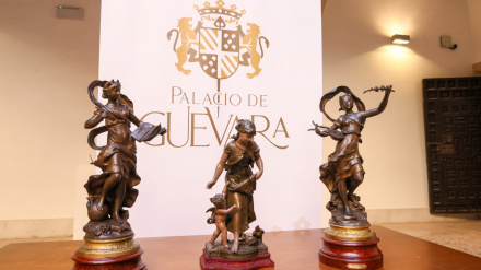 Imagen de las tres estatuillas restauradas, que se incorporarán al museo del Palacio de Guevara
