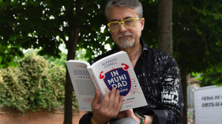 Alfredo Corell con su último libro