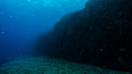 Enormes bloques de piedra perfectamente alineados, escaleras talladas, plataformas, terrazas y lo que parecía una especie de pirámide escalonada.