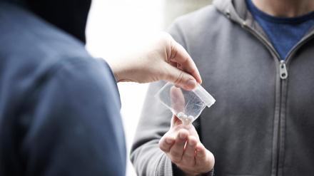 Un joven comprando drogas