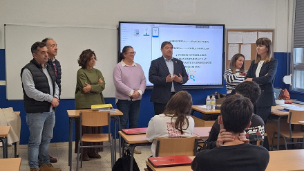 Julio Abalde en el colegio Atios de Valdoviño