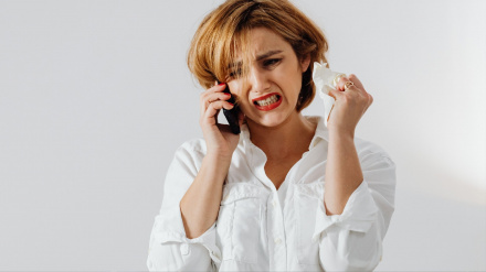 Una mujer habla por teléfono