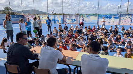 Marc Jurado y Chiki, en el colegio de Los Nietos
