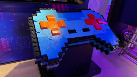 Mando de videojuego hecho con piezas de Lego