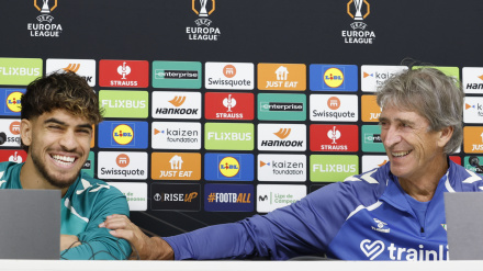 Ez Abde y Pellegrini se ríen durante la rueda de prensa de ambos de este miércoles.