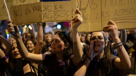 Decenas de personas durante la manifestación del 8M, a 8 de marzo de 2024, en Barcelona