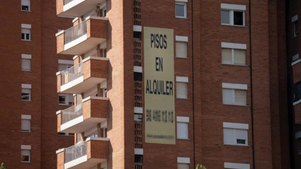 Cartel de alquiler de viviendas en la fachada de un edificio