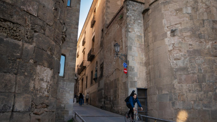 Varias personas pasan delante de la sede del Arzobispado en la Catedral de Barcelona