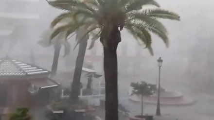 Temporal azotando la Plaza de Espronceda, en Almendralejo