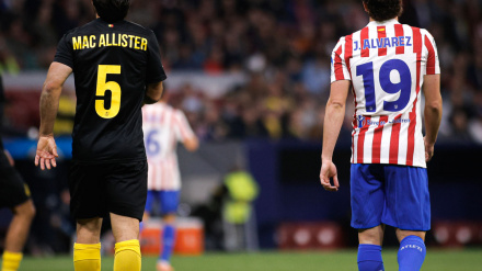 Kevin Mac Allister junto a Julián Álvarez durante el Atlético - Union Saint-Gilloise