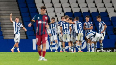 Los futbolistas de la Real Sociedad B celebran un gol contra el Huesca