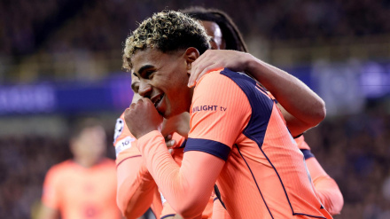 Lamine Yamal celebra uno de os goles del Barcelona al Brujas