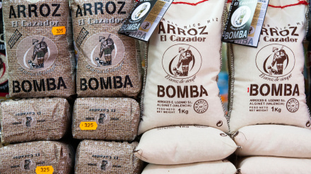 Arroz para paella Bomba a la venta en el Mercado Central de Valencia.