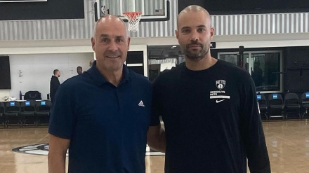 Curro Segura junto a Jordi Fernández de los Nets en su visita hace un año