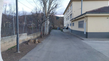 El mur de formigó que voreja l'escola Albert Vives de la Seu d'Urgell