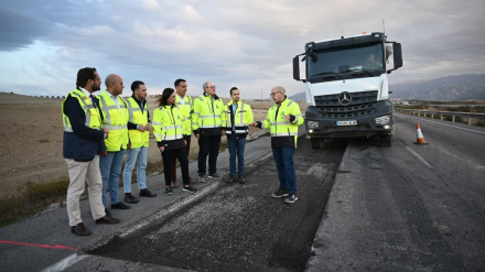 La consejera de Fomento, Rocío Díaz, ha visitado el inicio de la renovación del firme entre Otura y La Malahá, en el cinturón de Granada
