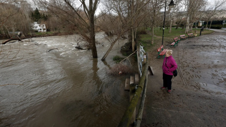 Imagen de archivo del crecimiento del caudal en el río Arga por lluvias en febrero de 2024.