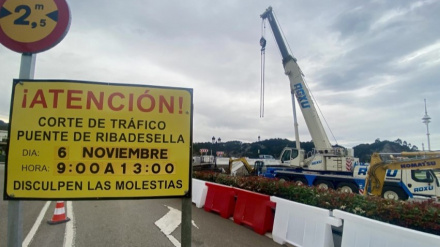 Cartel anunciando un corte total en el puente de Ribadesella