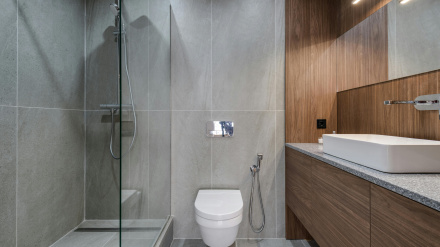 El truco más inesperado para eliminar las manchas de cal del cristal de la ducha