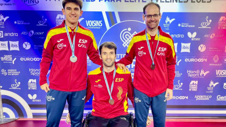 Dani Rodríguez, en el centro, junto a sus dos compañeros del equipo nacional
