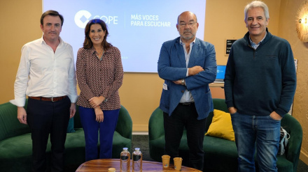 El CEO de Ábside Media, Javier Visiers, y los periodistas de COPE Ángel Expósito, Manolo Lama y Pilar García de la Granja