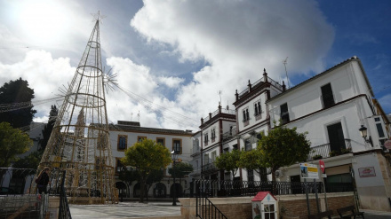 El municipio sevillano se convierte en la primera localidad del país en encender su alumbrado navideño