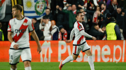 De Frutos celebra en Vallecas el gol del empate a dos frente al Lech Poznan en la Conference League