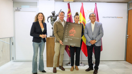 La guitarrista Mercedes Luján muestra el cartel de su concierto junto al alcalde y los concejales de Cultura y Festejos