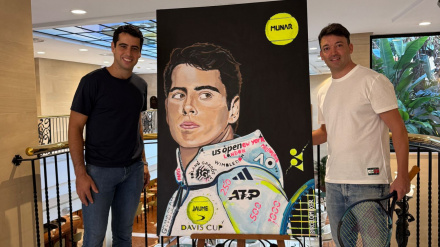 Jaume Munar junto al cuadro y el artista Joan Barceló