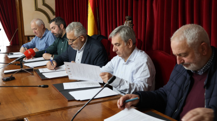 Los alcaldes de los cinco municipios firmaron el convenio de colaboración en el salón de plenos del Ayuntamiento de Lugo