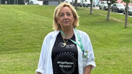 Julia Viejo, voluntaria de AECC, a las puertas del HUCA