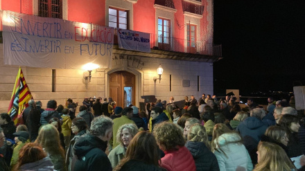 Un instant de la concentració de familiars d'alumnes de l'escola Llums del Nord de Puigcerdà davant l'ajuntament per mostrar el seu rebuig a un possible tancament del centre