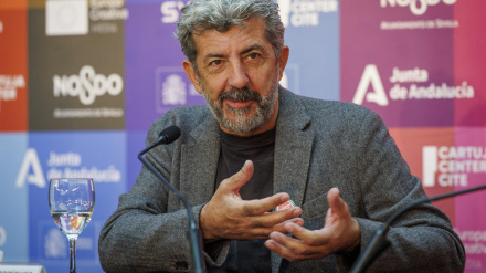 El director sevillano Alberto Rodríguez recibie el Giraldillo de Honor del Festival de Cine Europeo de Sevilla en la gala de apertura de la XXII edición del certamen