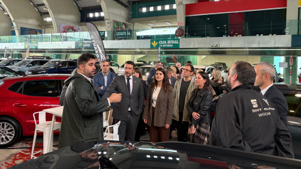 Representantes de la Cámara de Comercio de Avilés y representantes institucionales durante la inauguración del Salón este viernes