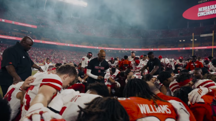 Estos equipos de fútbol americano universitario se unieron para una oración post-partido