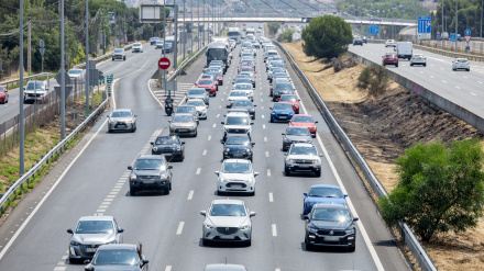 Varios vehículos en la A6, a 1 de agosto de 2025, en Madrid (España).
