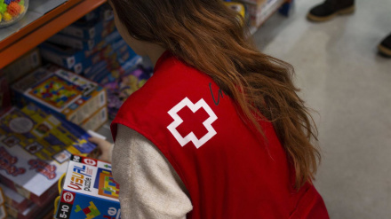 Una voluntaria de Cruz Roja organizando juguetes