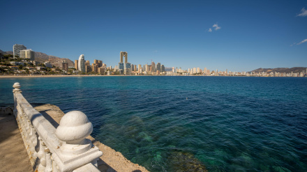 Vista del paseo marítimo de Benidorm desde el Mirador de la Música