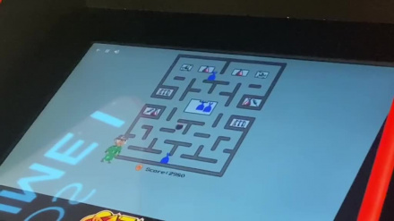 Los Jaume I instalan máquinas recreativas retro