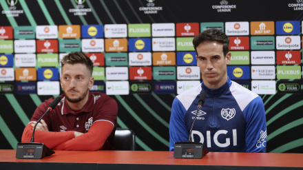 Iván Balliu e Íñigo Pérez, en la rueda de prensa previa al partido ante el Lech Poznan.