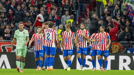 Los jugadores del Atlético celebran el primer gol ante el Levante