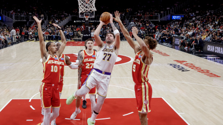 Luka Doncic anotó 'solo' 22 puntos en la derrota de los Lakers ante los Hawks.
