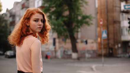 TTMBDK Young redheaded woman walking in city street