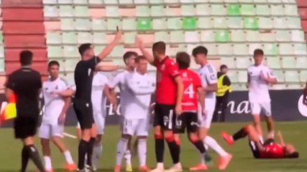 Tarjeta roja a David Jiménez tras una brutal entrada sobre un jugador del Mérida.