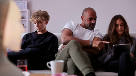 Un padre usando la IA con sus hijos