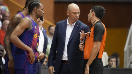 El entrenador del Barça, Joan Peñarroya, durante el partido disputado en el pabellón Fontajau de Girona.