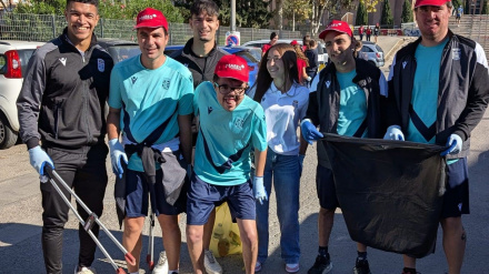 Los deportistas del Cartagena que se encargaron de la limpieza