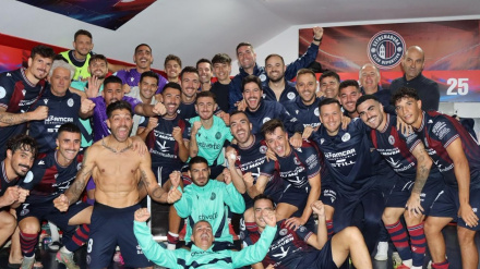 El Extremadura celebra en el vestuario la victoria ante el Estepona