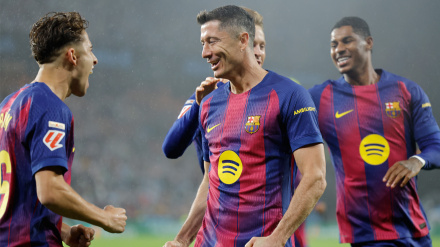 Robert Lewandowski, felicitado por sus compañeros tras marcar de penalti el 0-1 para el Barcelona frente al Celta en Balaídos